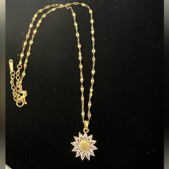BEAUTIFUL Sunflower Pendant necklace - COMPLIMENTS WILL BE RECEIVED when worn! - Picture 5 of 10